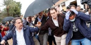Raja dan PM Spanyol Dilempari Lumpur saat Kunjungi Lokasi Banjir Bandangjpg