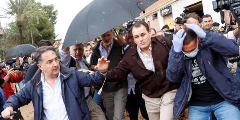Raja dan PM Spanyol Dilempari Lumpur saat Kunjungi Lokasi Banjir Bandangjpg