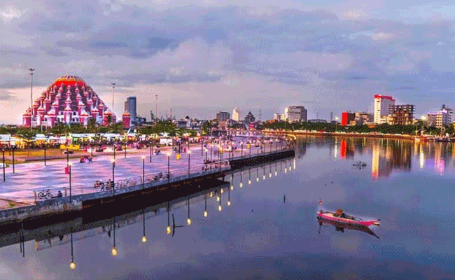 Lima Tempat Traveling yang Cocok di Sulawesi Selatan saat Tahun Baru 1 pantai losari