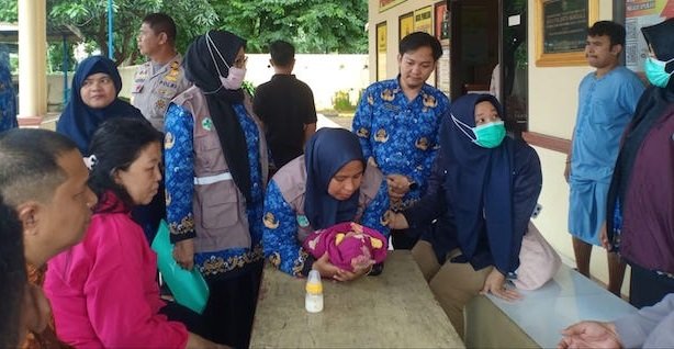 Warga Digegerkan Penemuan Bayi Laki laki di Depan Ruko Pasar Jongkok Antang