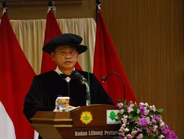 prof fajrie 588x445 1