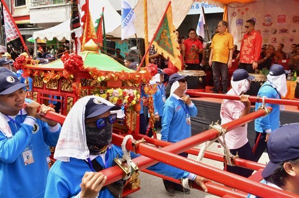 Arak arakan 18 Dewa di Makassar
