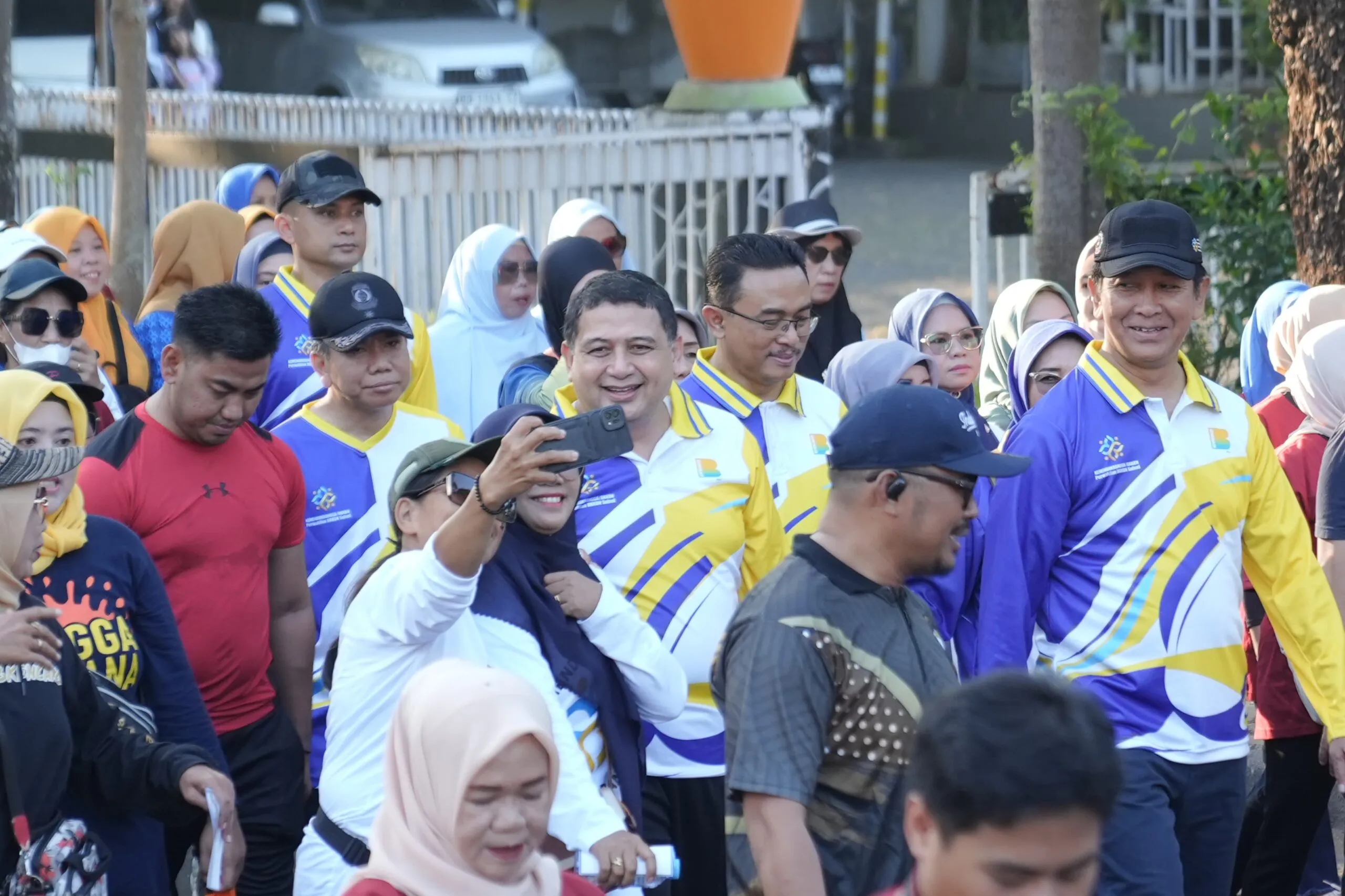 Bersama Ketua TP PKK Wali Kota Munafri Lepas Peserta Jalan Santai Harganas ke 32 Tingkat Sulsel