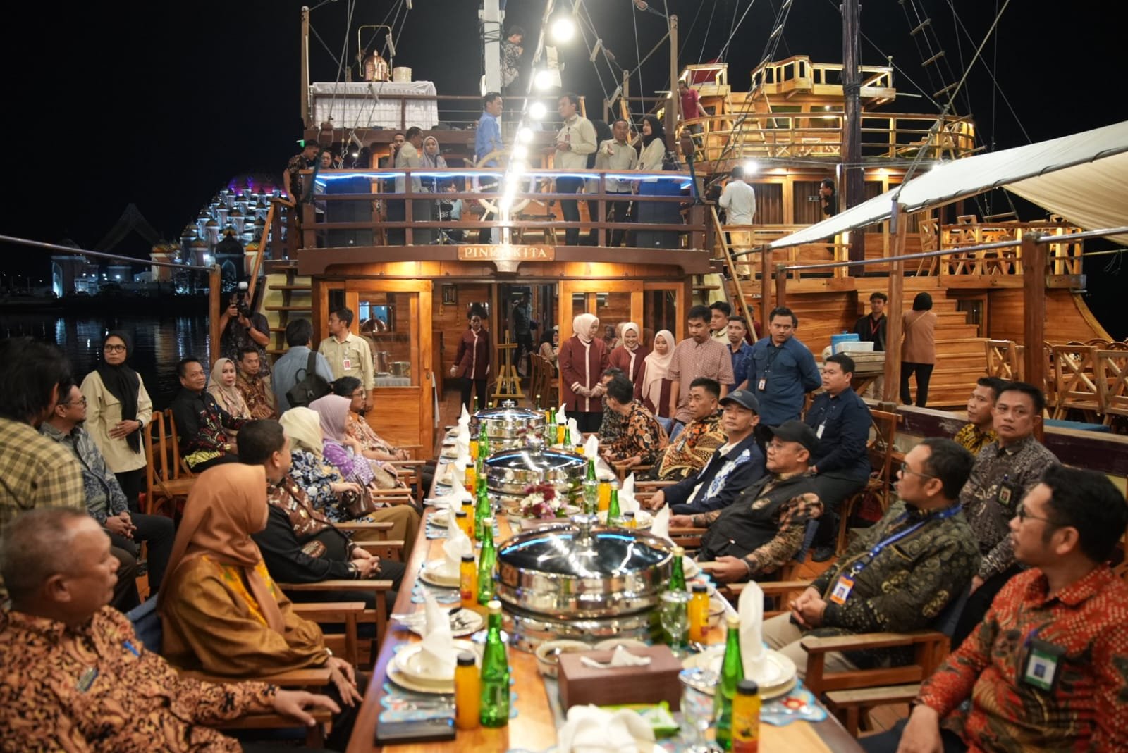 Munafri Aliyah Bahas Pendidikan Bersama Mendikdasmen di Atas Kapal Pinisi