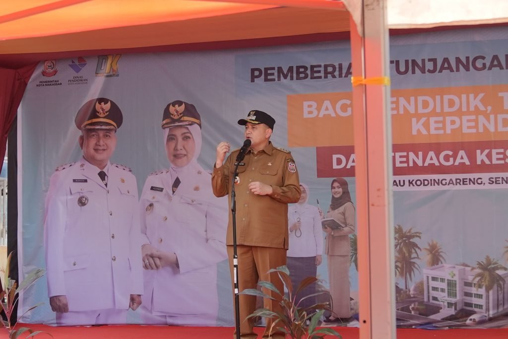 Munafri Aliyah ke Pulau Bagikan Tunjangan Tenaga Pendidik Kesehatan Hingga Seragam Gratis