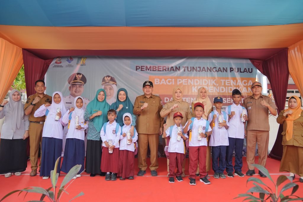 Wujud Kepedulian Pemkot Makassar Seragam Baru Semangat Baru Anak Pulau