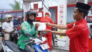 Pertamina Patra Niaga Sulawesi Berbagi Takjil di 178 SPBU