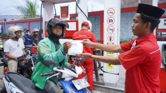 Pertamina Patra Niaga Sulawesi Berbagi Takjil di 178 SPBU