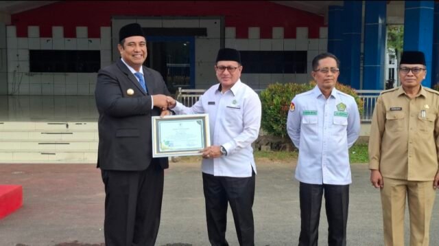 Dedikasi Kembangkan Wakaf Kakankemenag Makassar Raih Penghargaan Dari Pemkab Maros