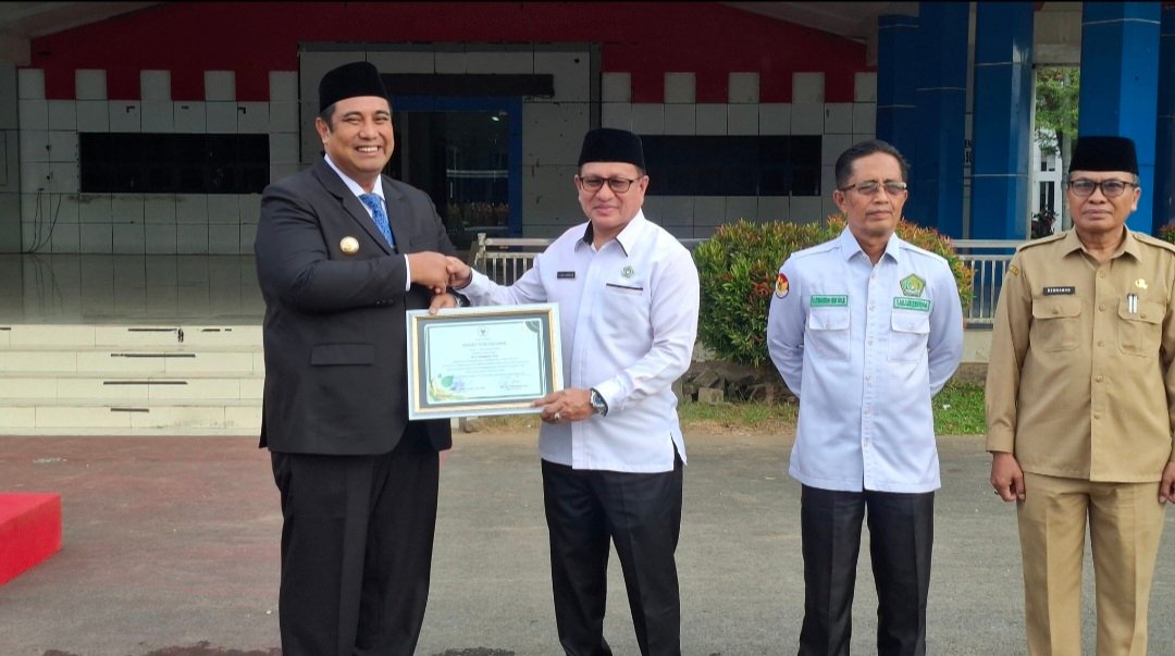 Dedikasi Kembangkan Wakaf Kakankemenag Makassar Raih Penghargaan Dari Pemkab Maros