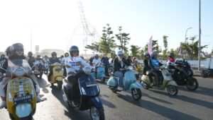 Kepala BKN dan Wali Kota Makassar Riding Vespa Tanam Tebuya di CPI