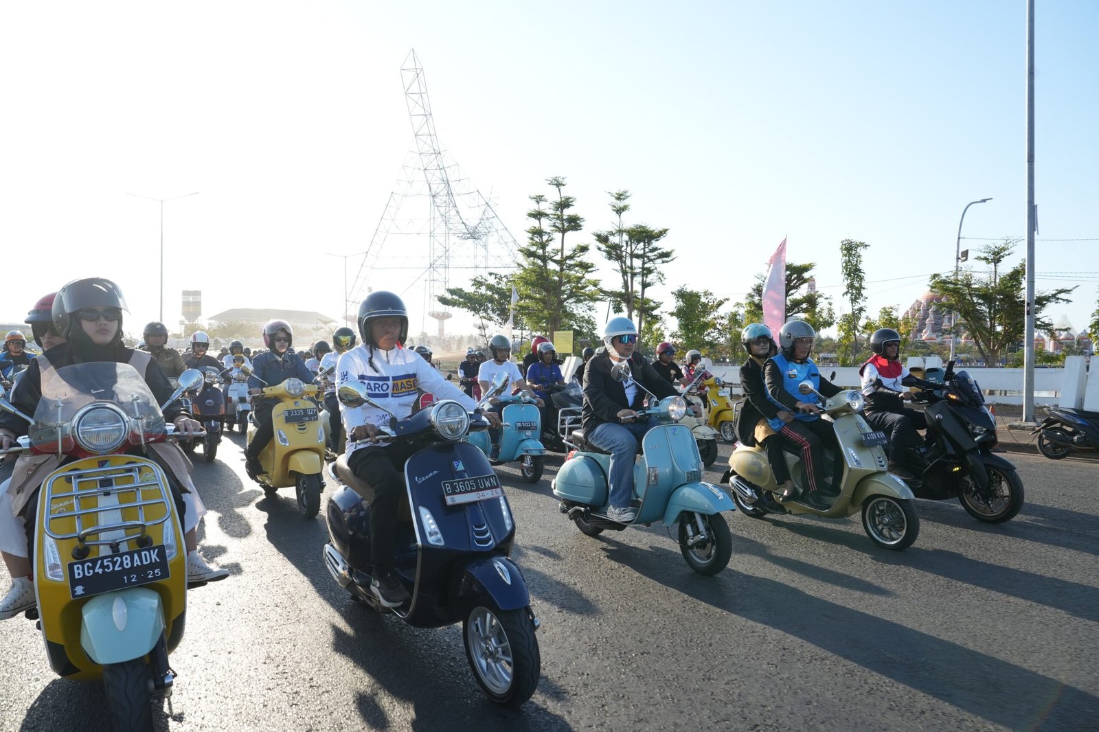Kepala BKN dan Wali Kota Makassar Riding Vespa Tanam Tebuya di CPI scaled