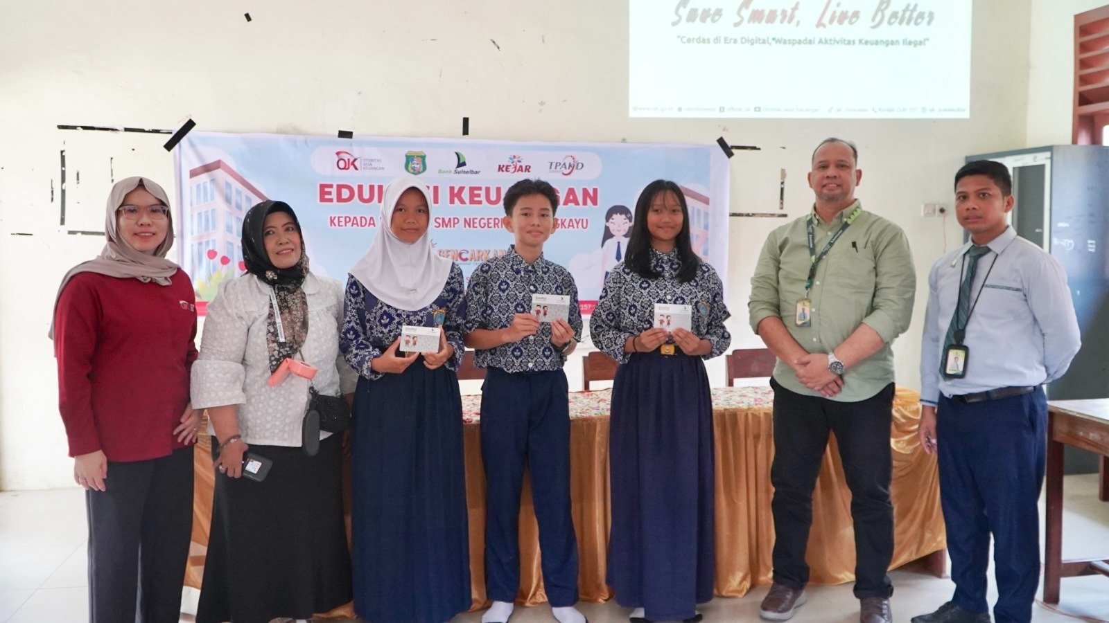 PINGGIR OJK Tekan Risiko Keuangan Ilegal